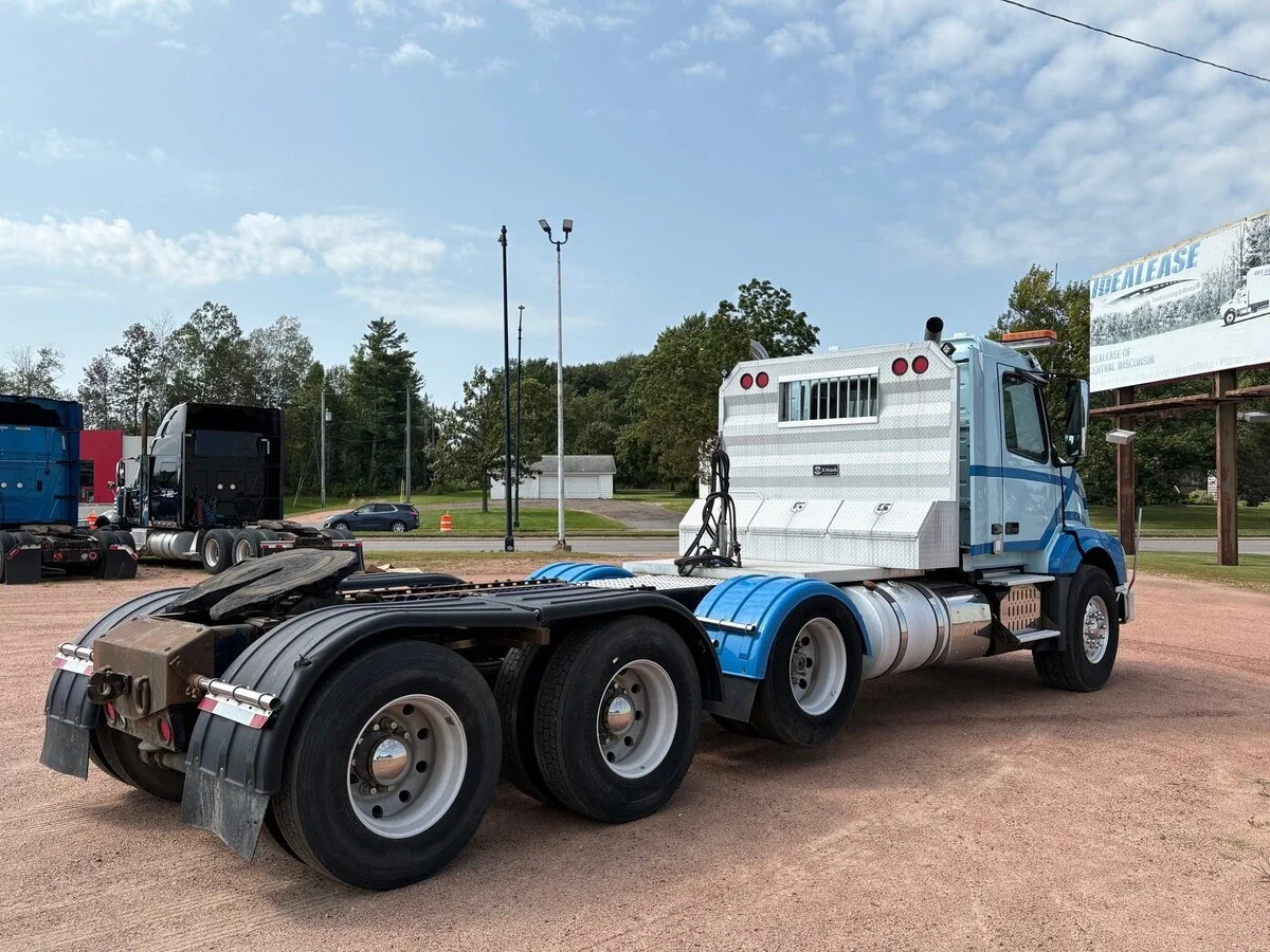 2017 Volvo VNL 860 - image 4