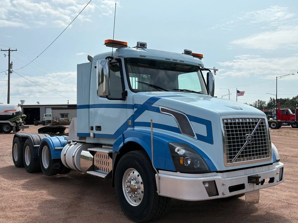 2017 Volvo VNL 860 - image 3