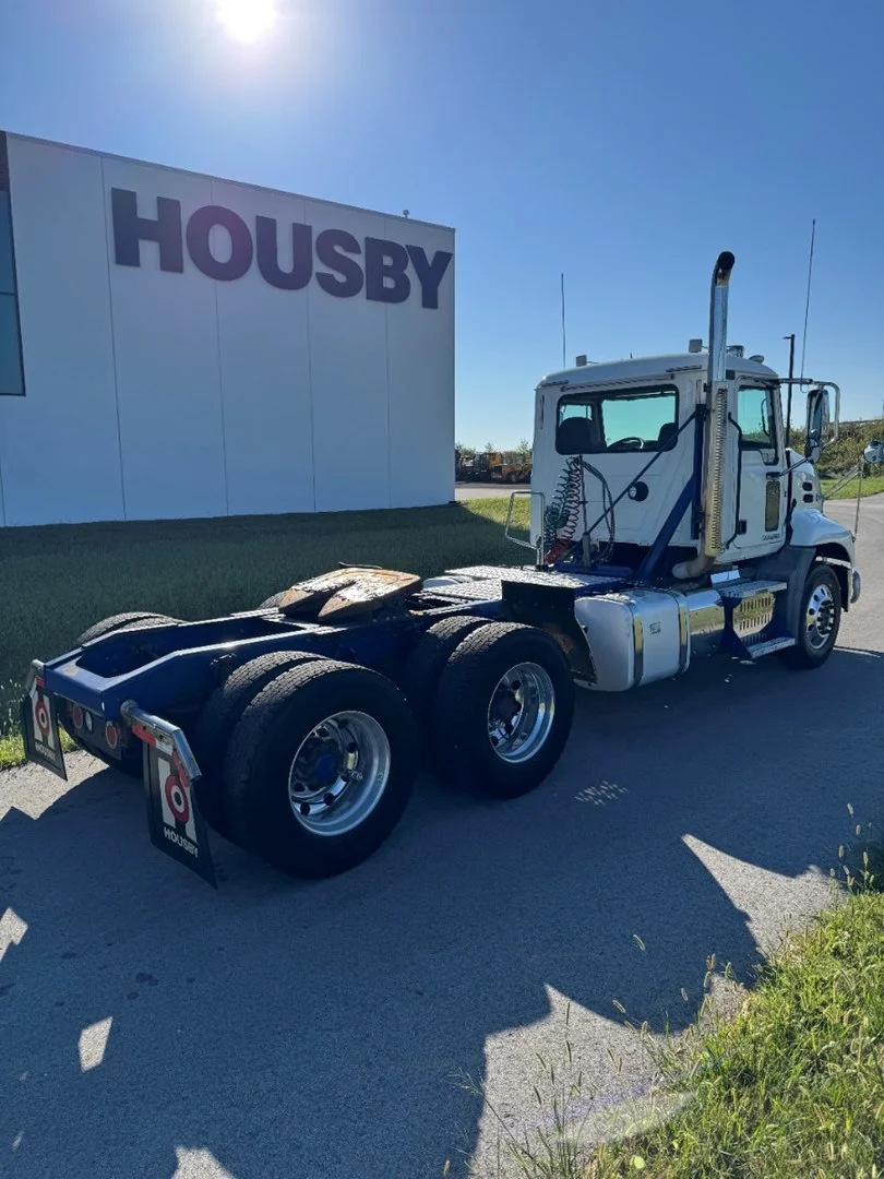 2016 Mack Day Cab - image 6