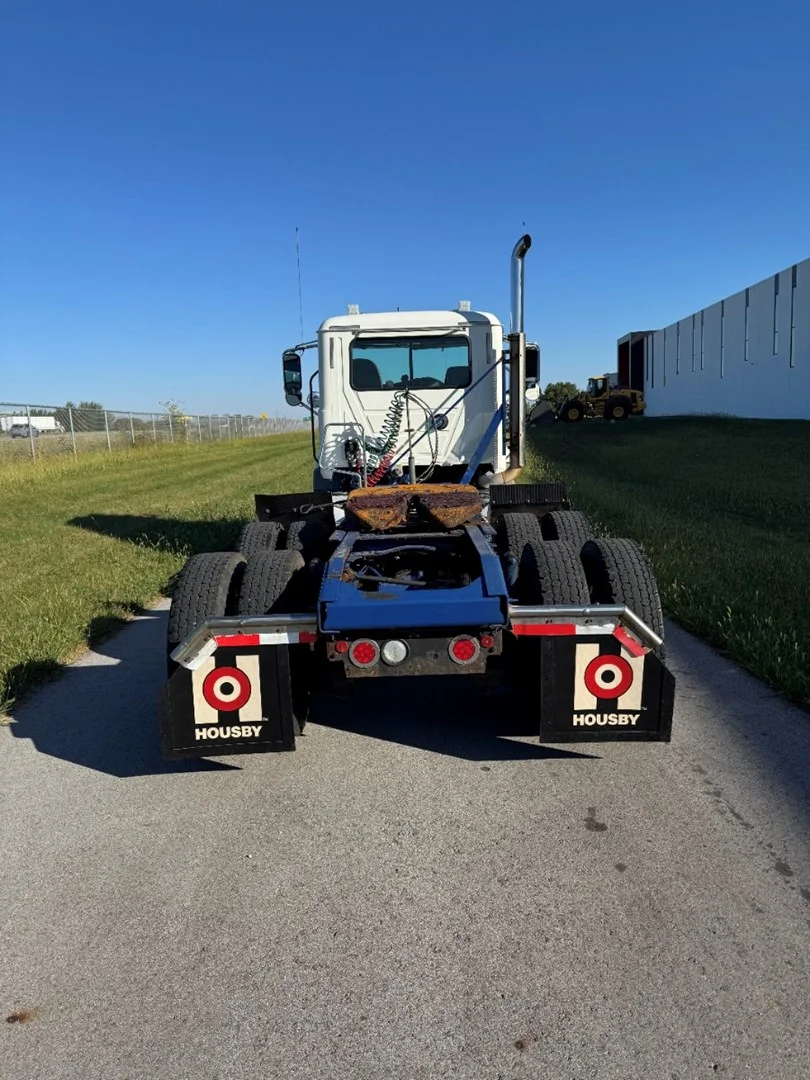 2016 Mack Day Cab - image 5