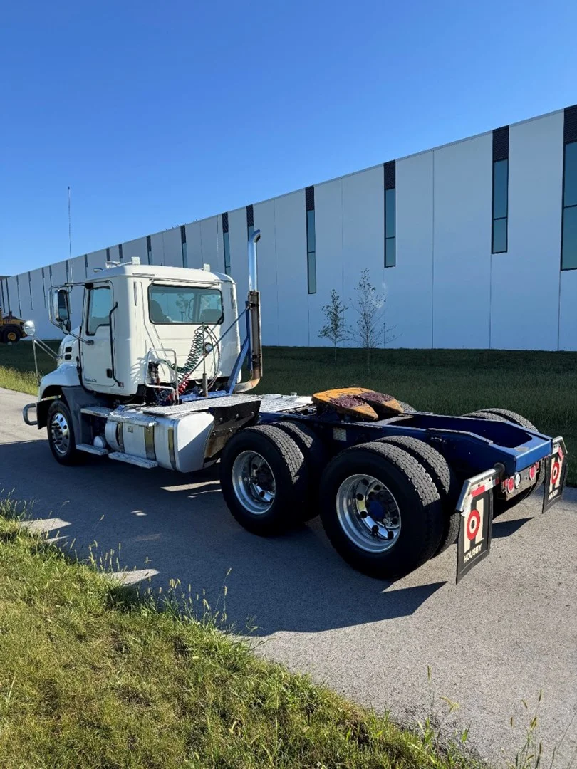 2016 Mack Day Cab - image 4