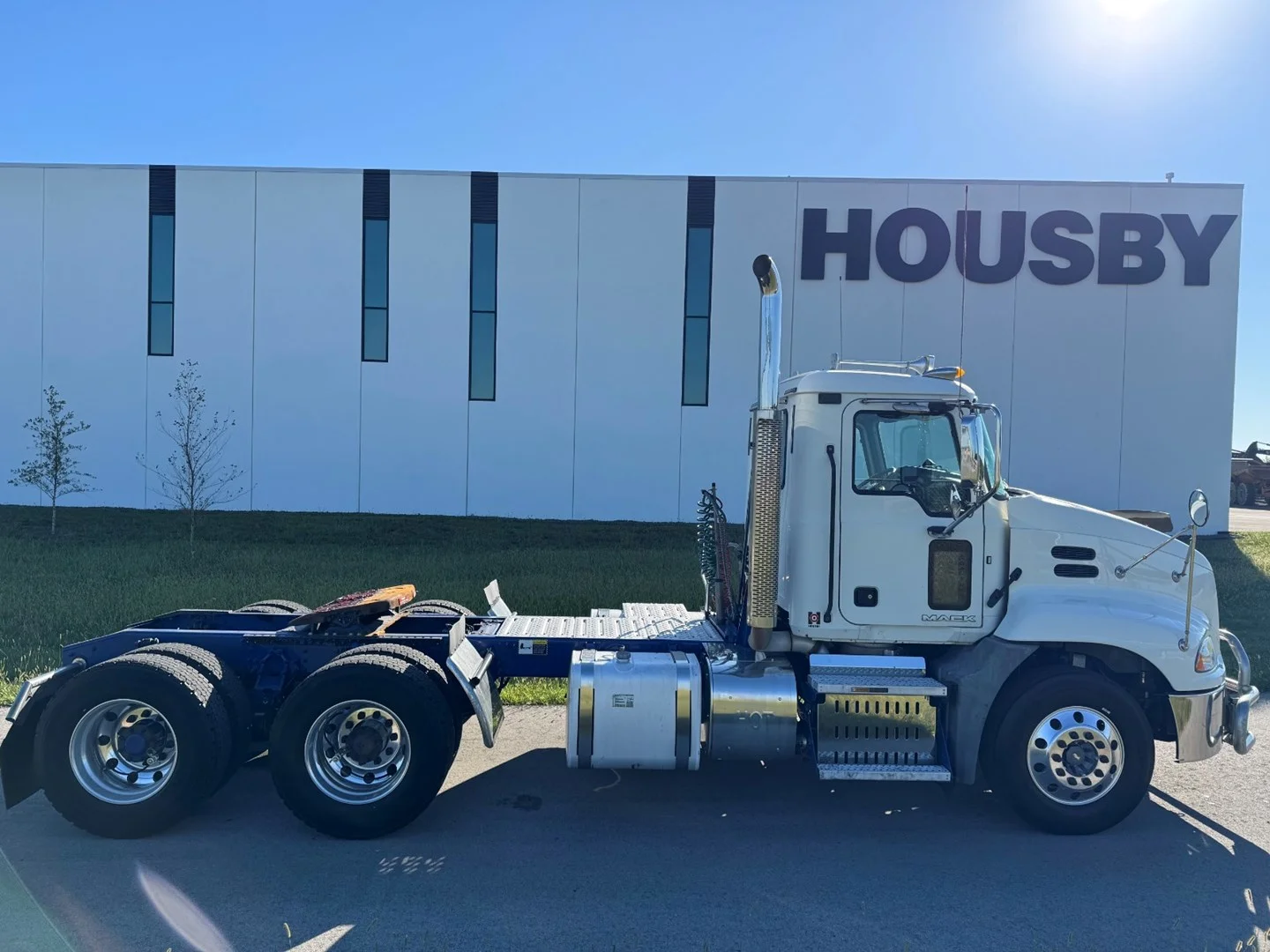 2016 Mack Day Cab - image 7