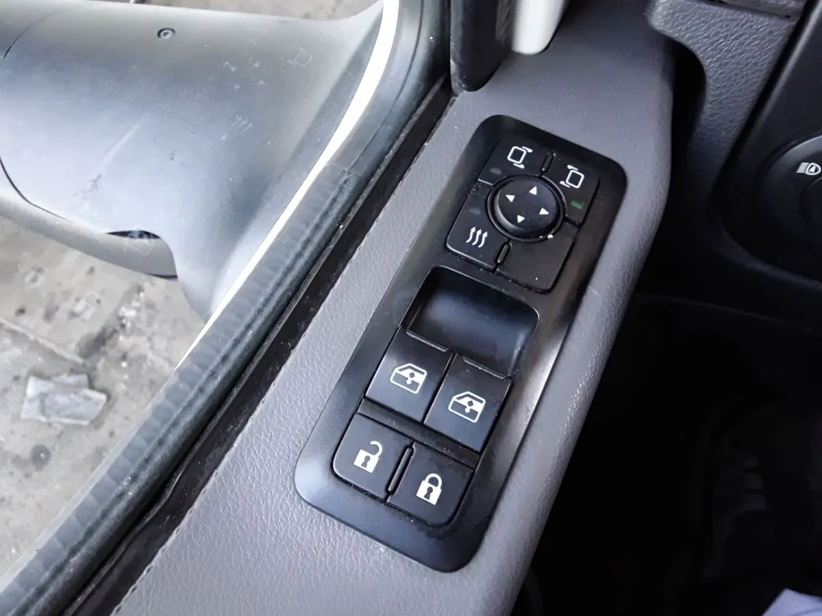 2020 International LT - image 11