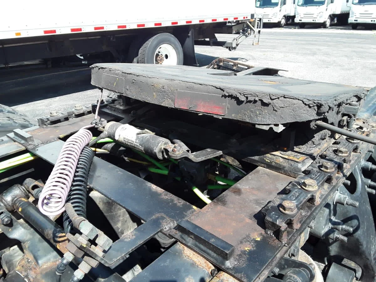 2020 International LT - image 13