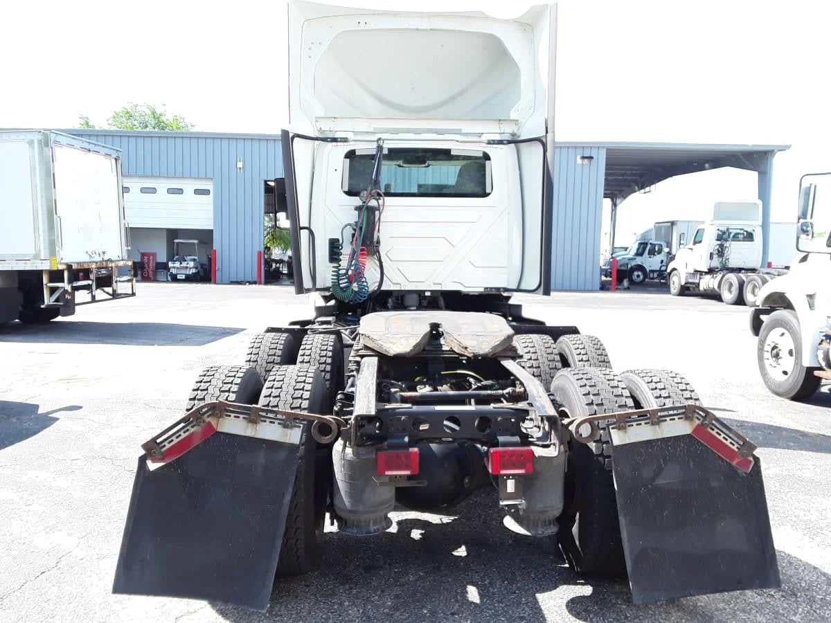 2020 International LT - image 5