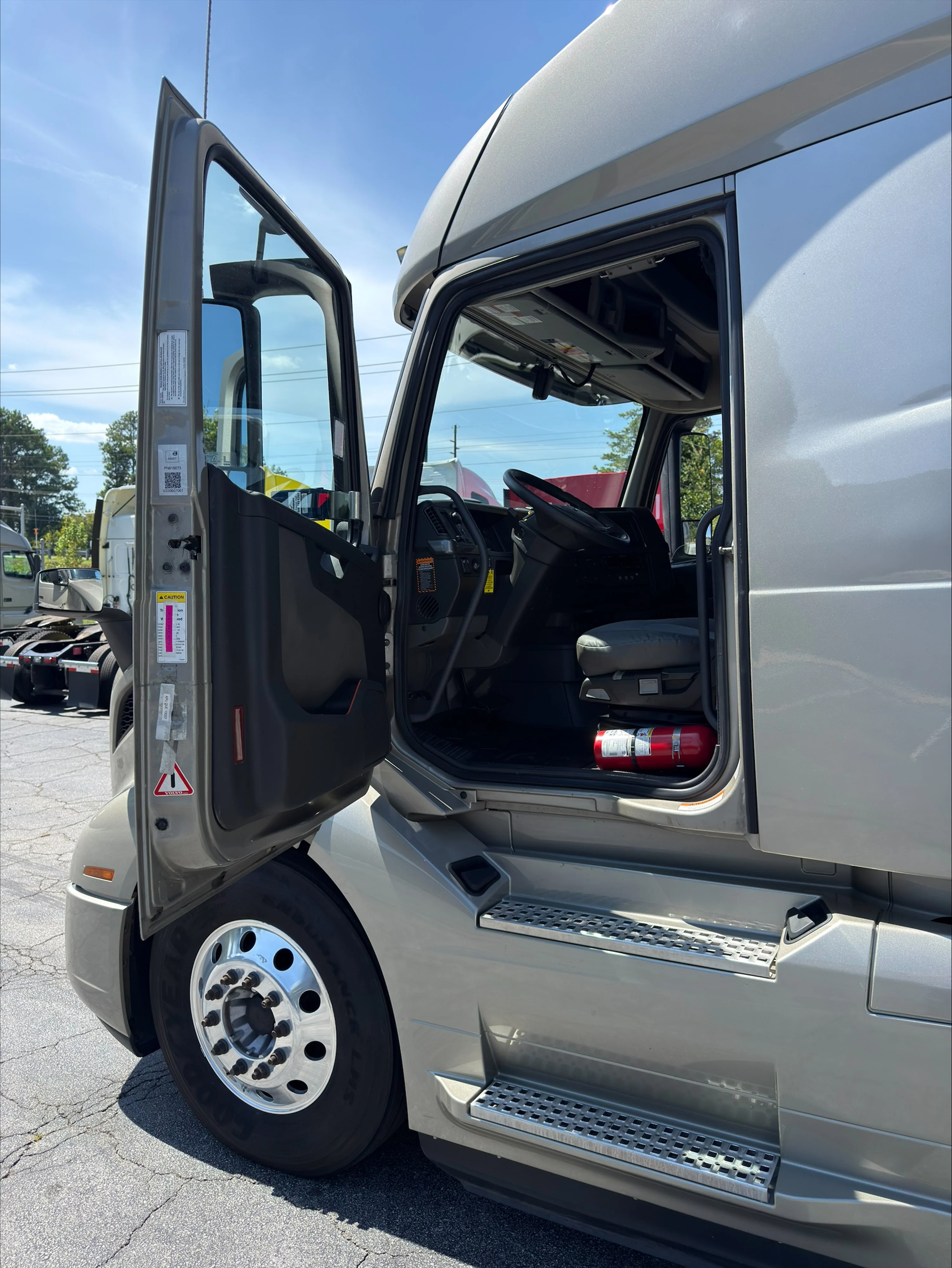 2023 Volvo VNL 760 in Guardian Atlanta — photo 9