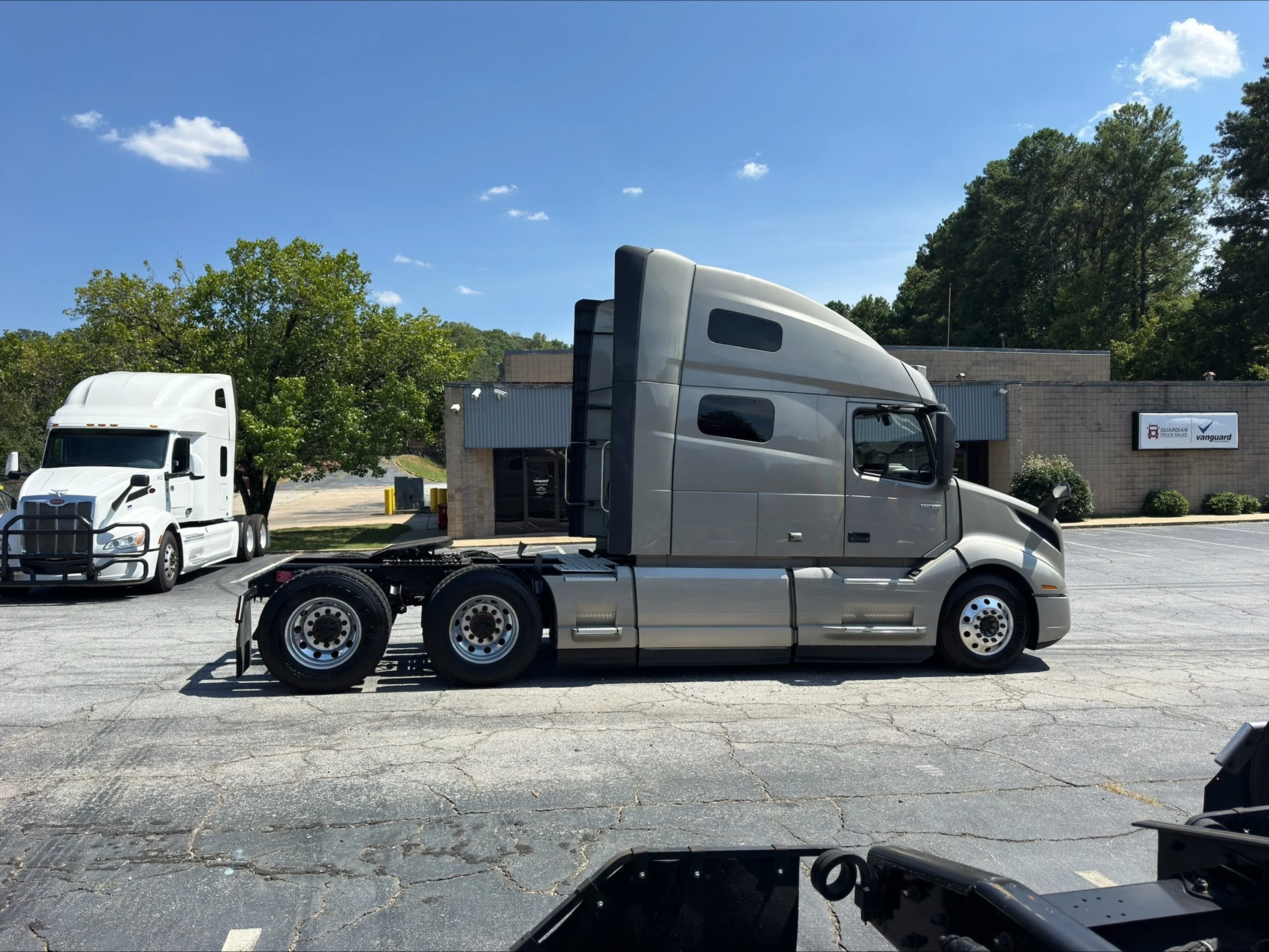 2023 Volvo VNL 760 in Guardian Atlanta — photo 4