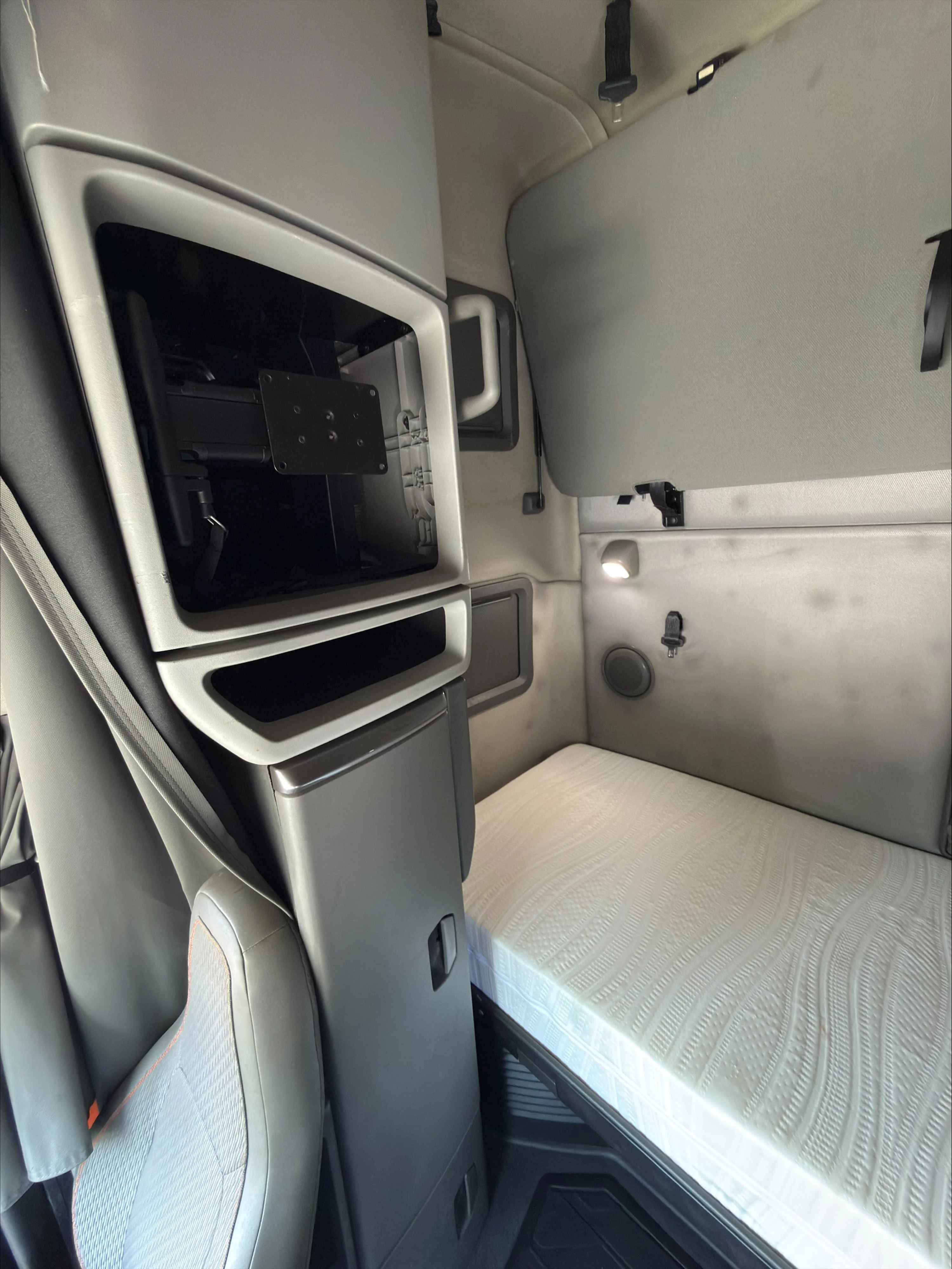 2023 Volvo VNL 760 in Guardian Atlanta — photo 14