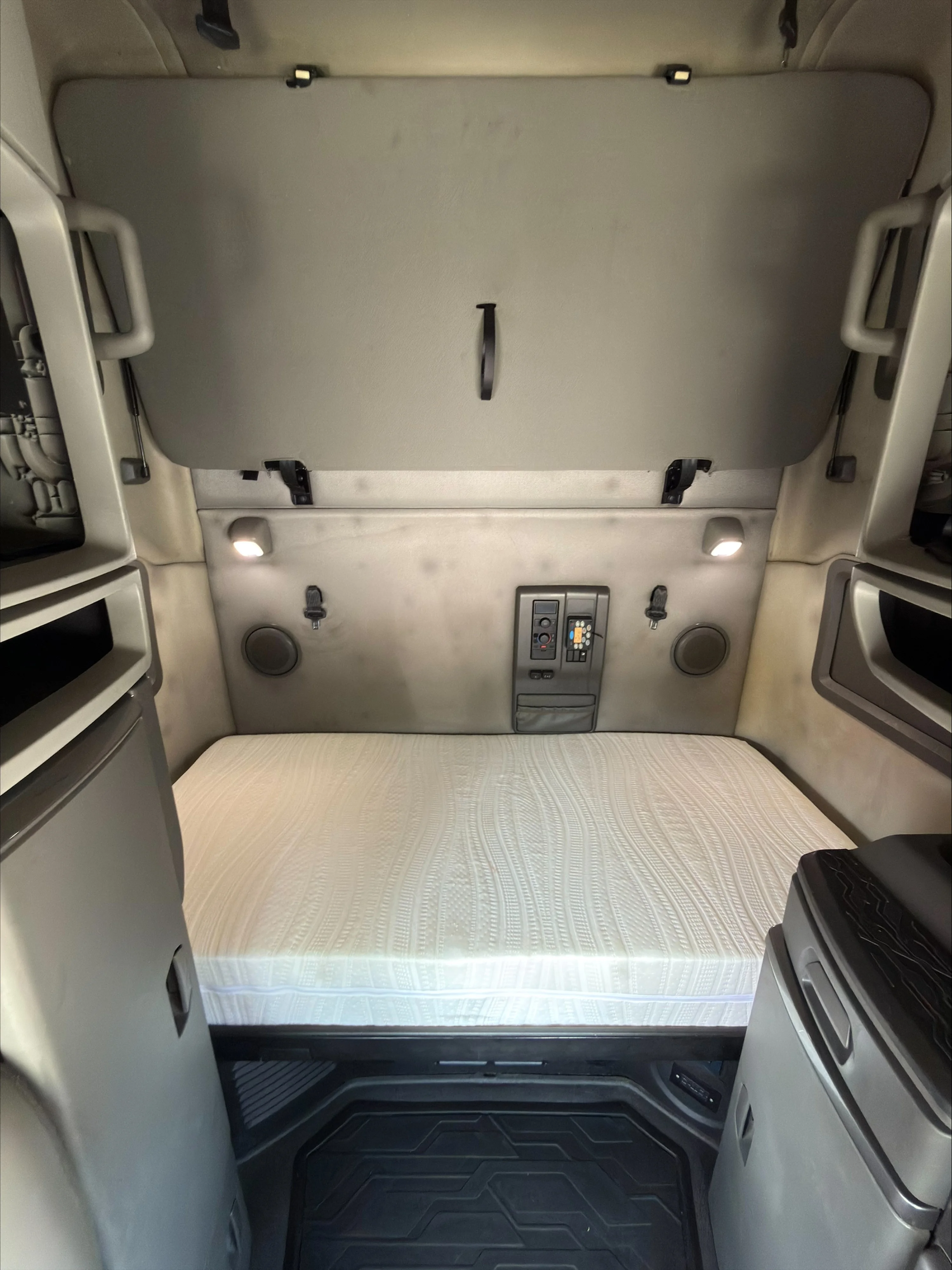 2023 Volvo VNL 760 in Guardian Atlanta — photo 12