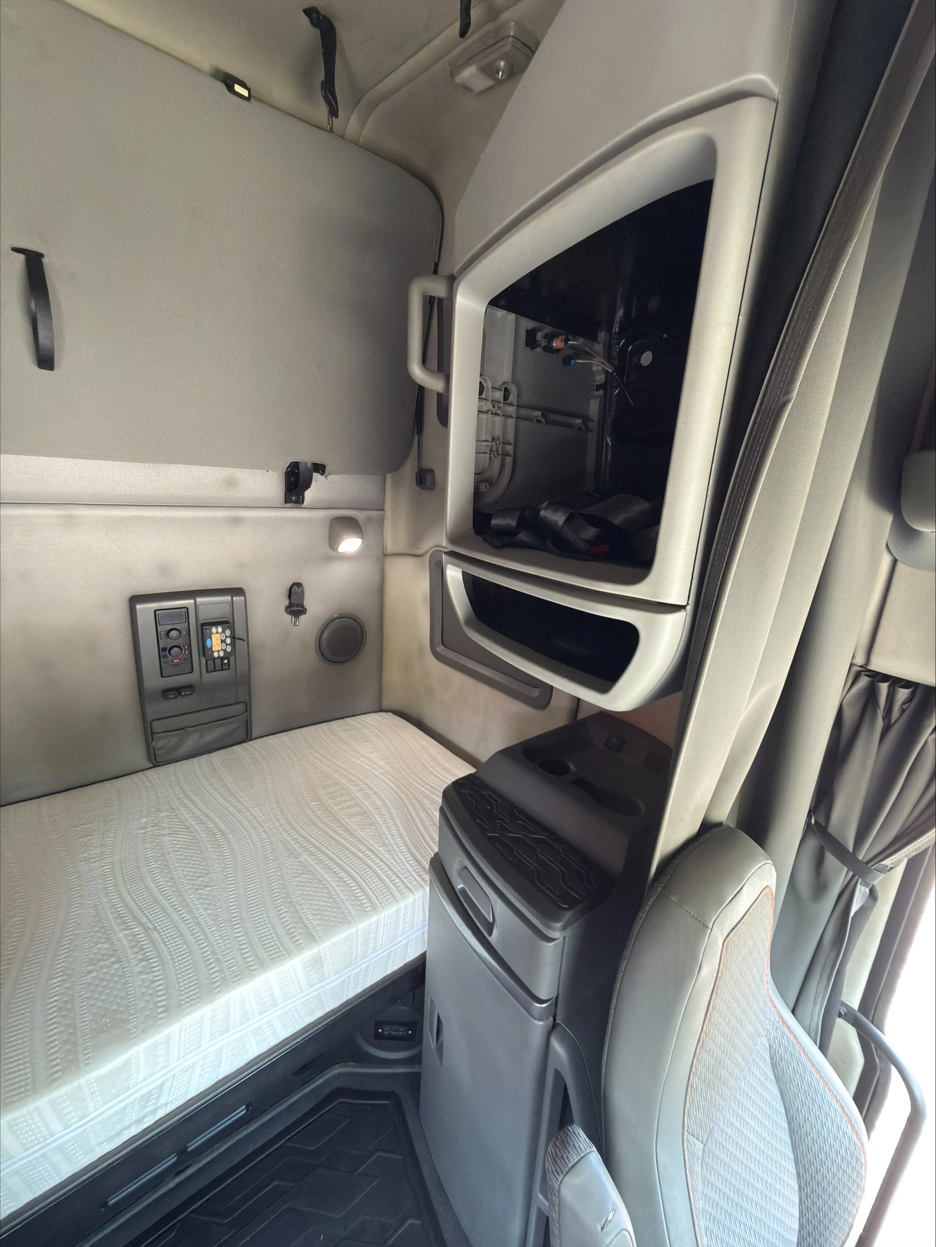 2023 Volvo VNL 760 in Guardian Atlanta — photo 13