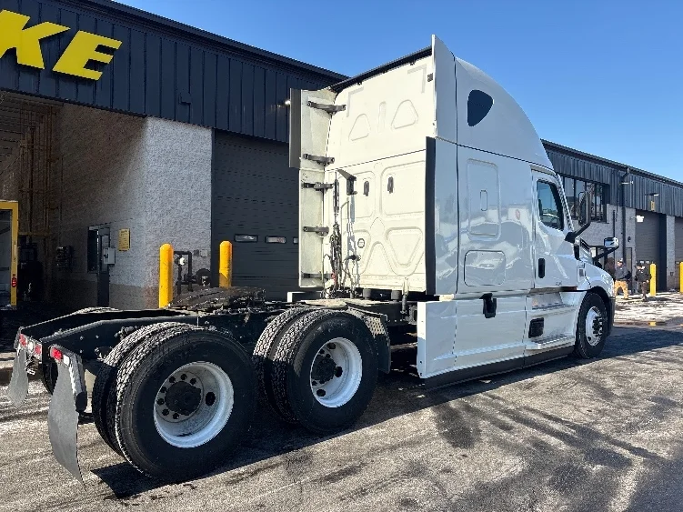 2022 Freightliner Cascadia in North Bergen, NJ — photo 7