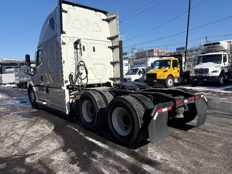 2022 Freightliner Cascadia in North Bergen, NJ — photo 5