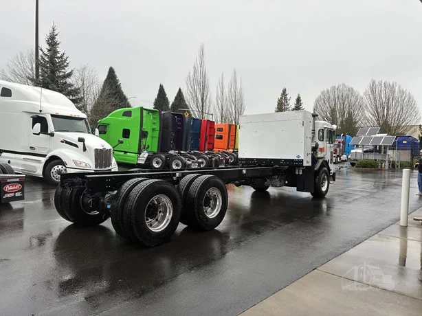 2024 Peterbilt 520 - image 3