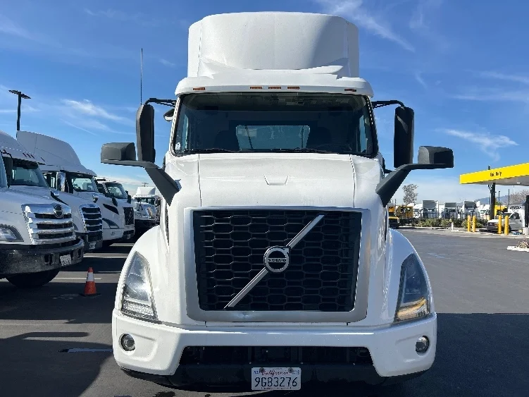 2020 Volvo VNR 640 in Fontana, CA — photo 2