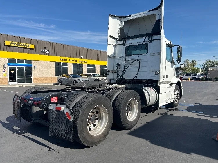 2020 Volvo VNR 640 in Fontana, CA — photo 7