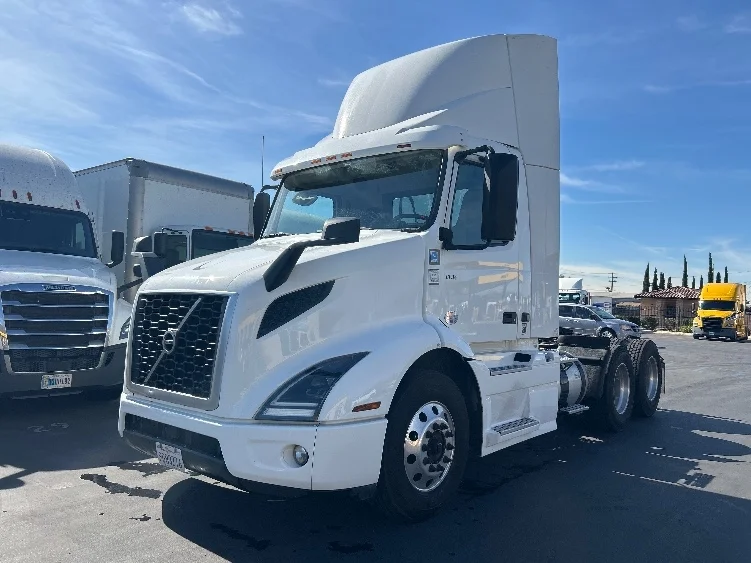 2020 Volvo VNR 640 in Fontana, CA — photo 3