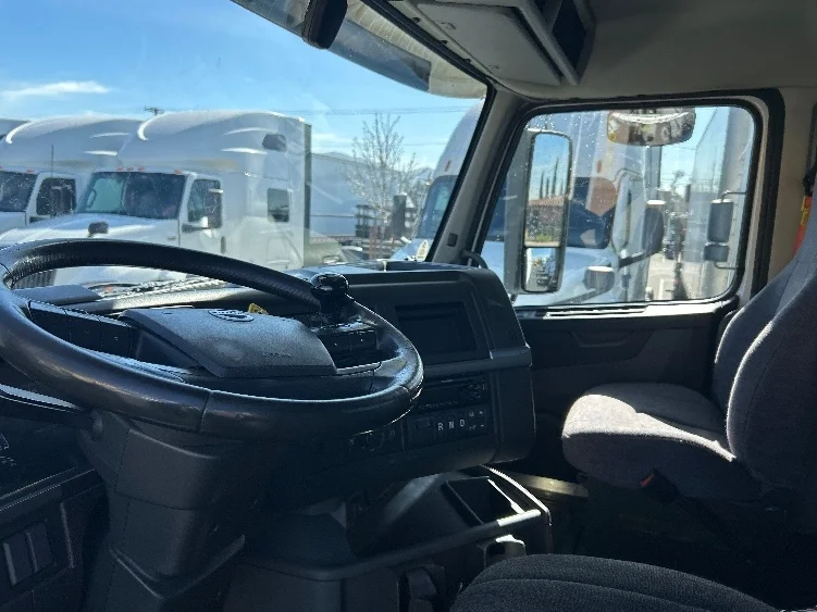 2020 Volvo VNR 640 in Fontana, CA — photo 10