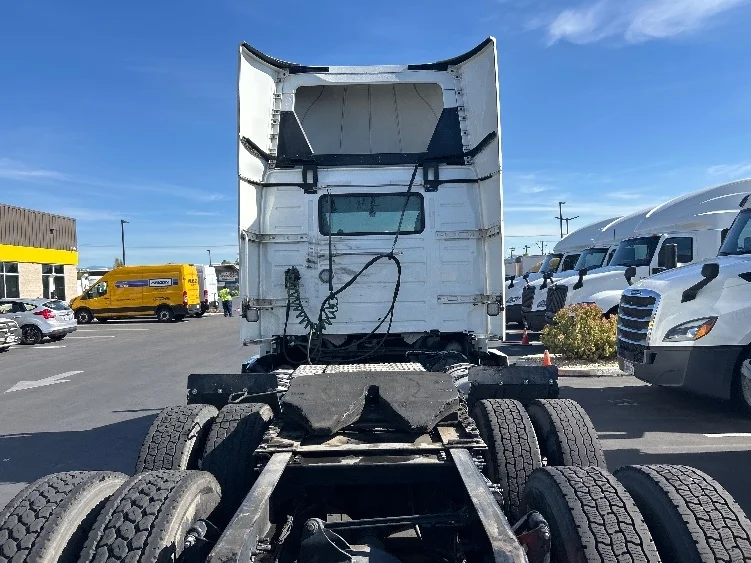 2020 Volvo VNR 640 in Fontana, CA — photo 6
