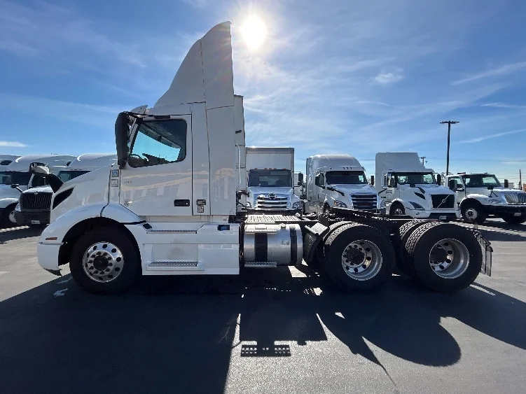 2020 Volvo VNR 640 in Fontana, CA — photo 4