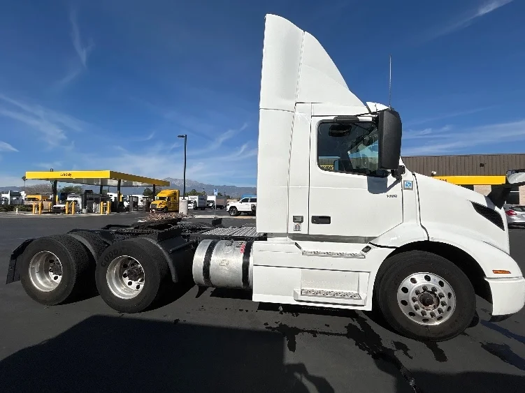 2020 Volvo VNR 640 in Fontana, CA — photo 8