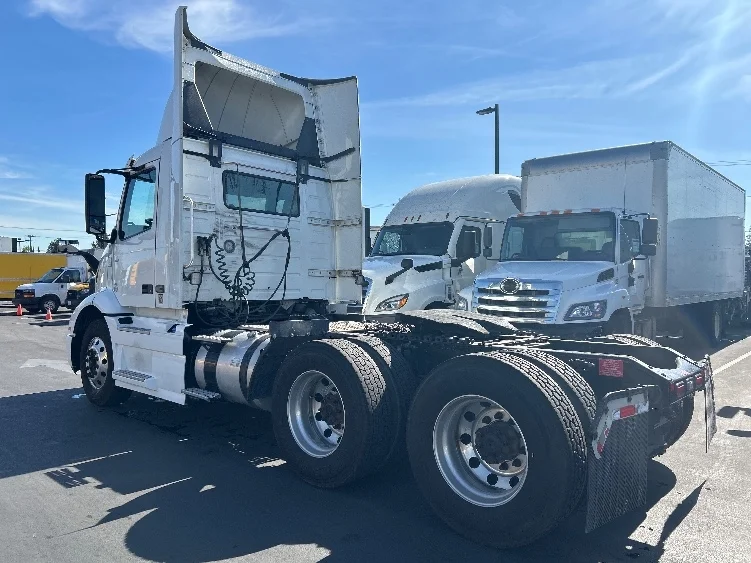 2020 Volvo VNR 640 in Fontana, CA — photo 5