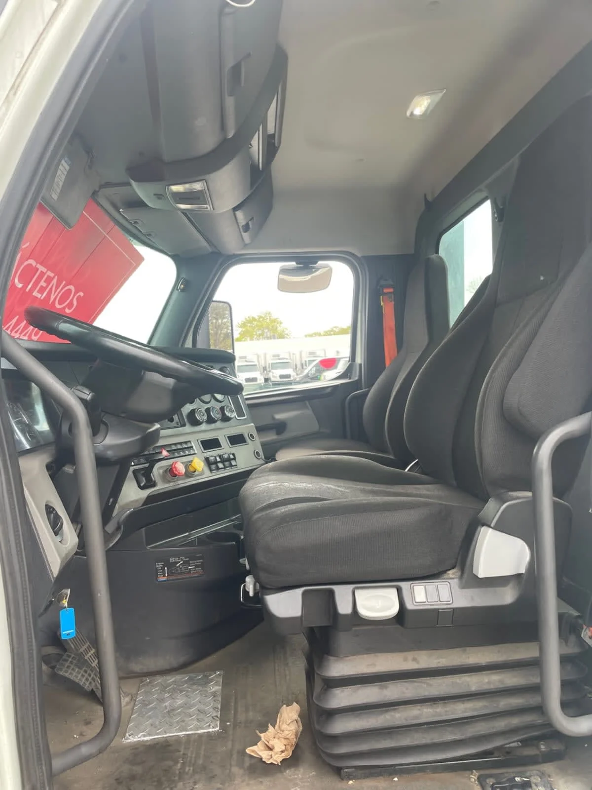 2019 Freightliner Cascadia - image 7