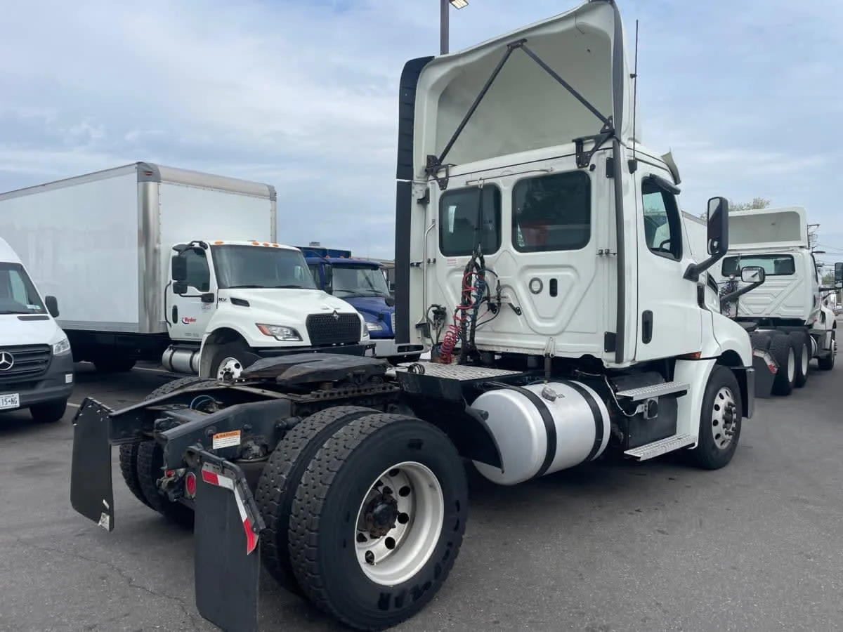 2019 Freightliner Cascadia - image 4