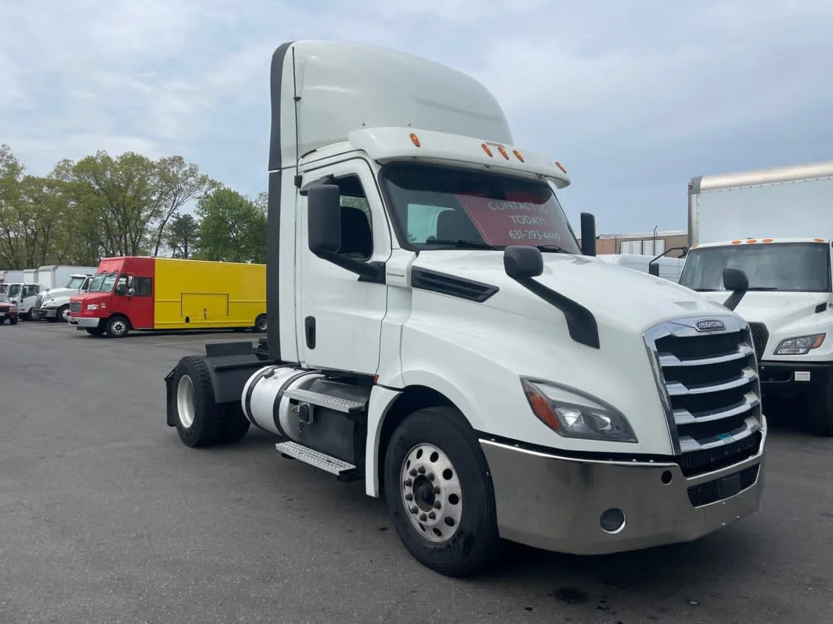 2019 Freightliner Cascadia - image 3