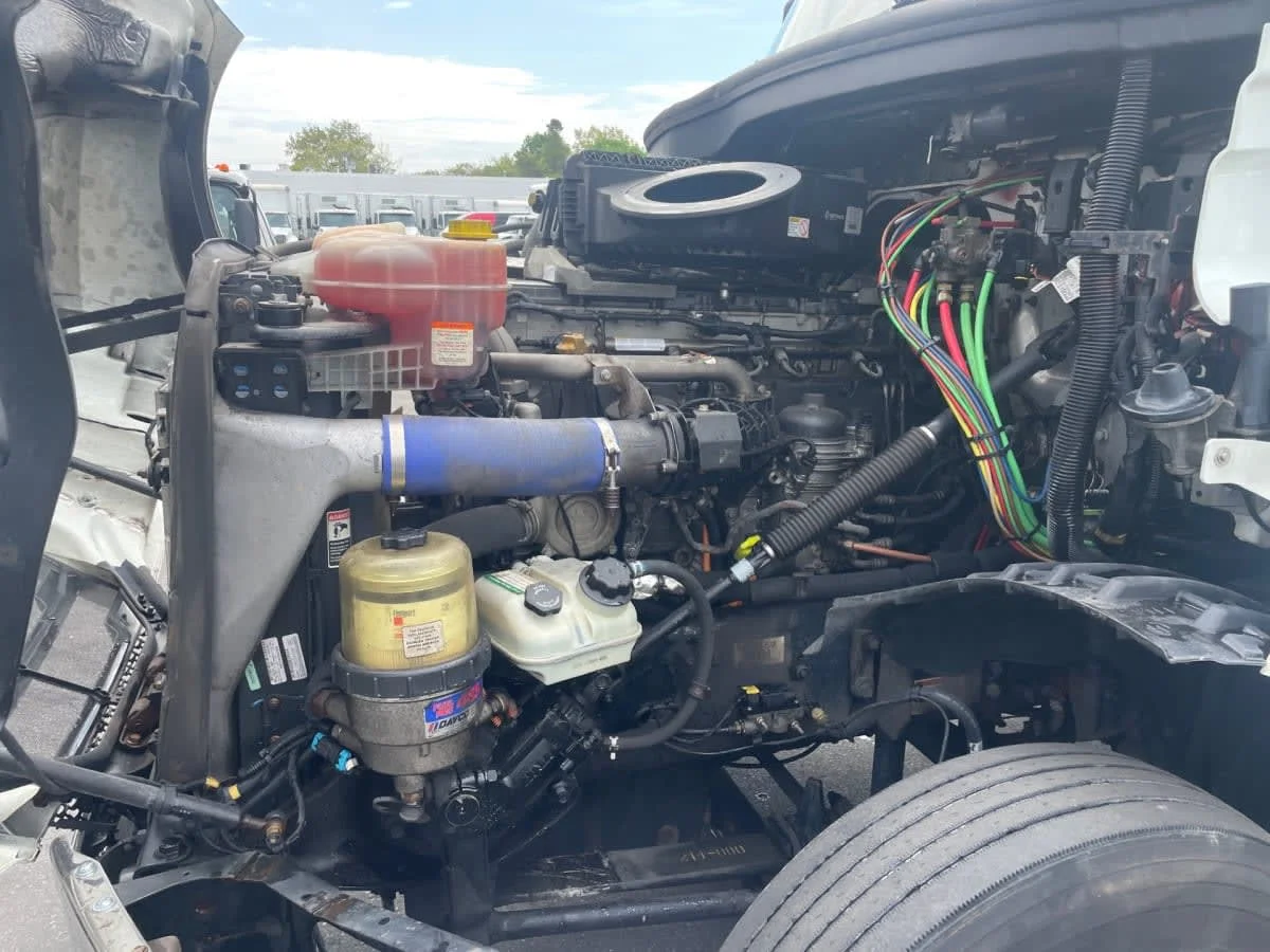 2019 Freightliner Cascadia - image 8