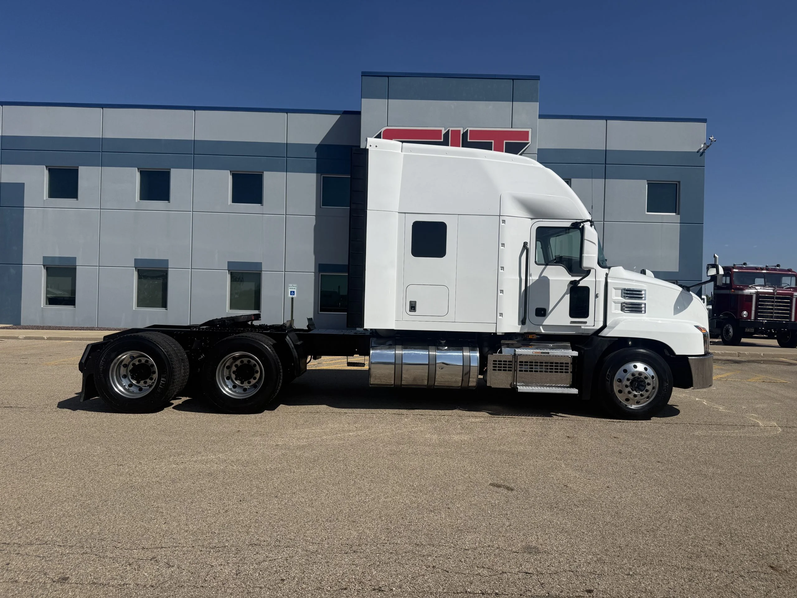 2023 Mack Anthem in Peru, IL — photo 4
