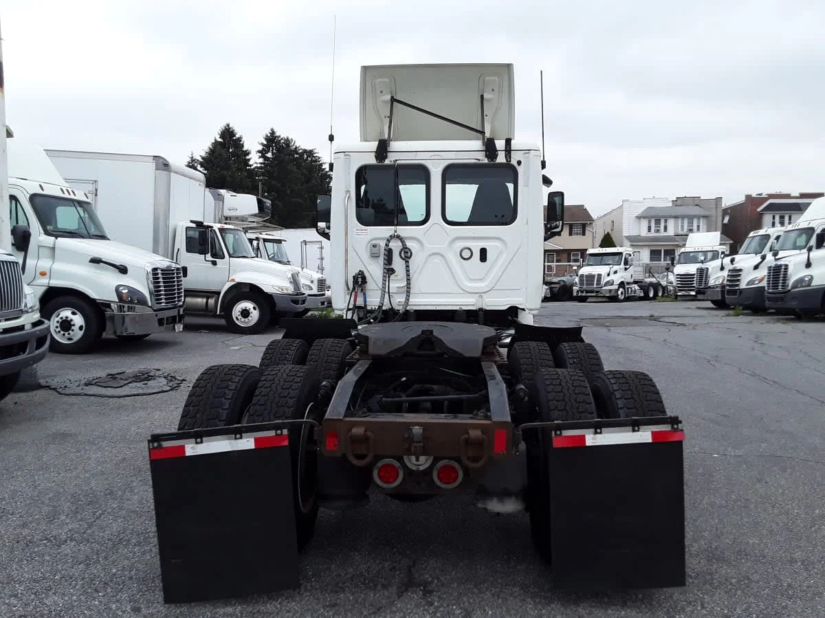 2019 Freightliner Cascadia - image 5