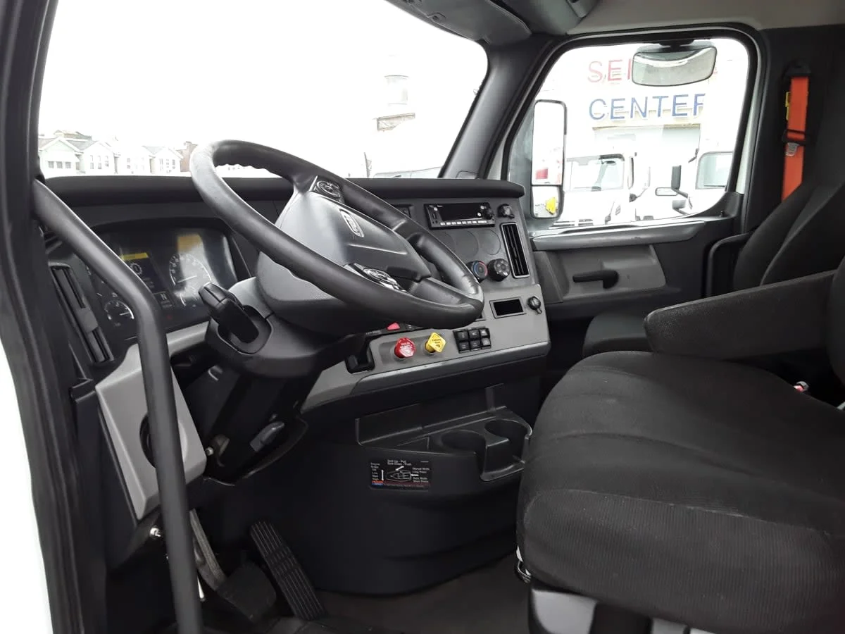 2019 Freightliner Cascadia - image 7