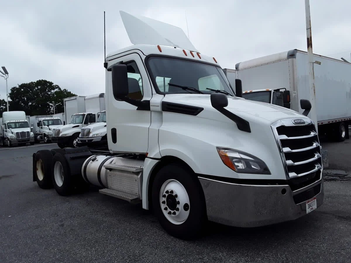2019 Freightliner Cascadia - image 3