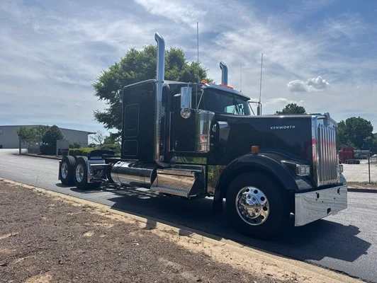 2027 Kenworth W900