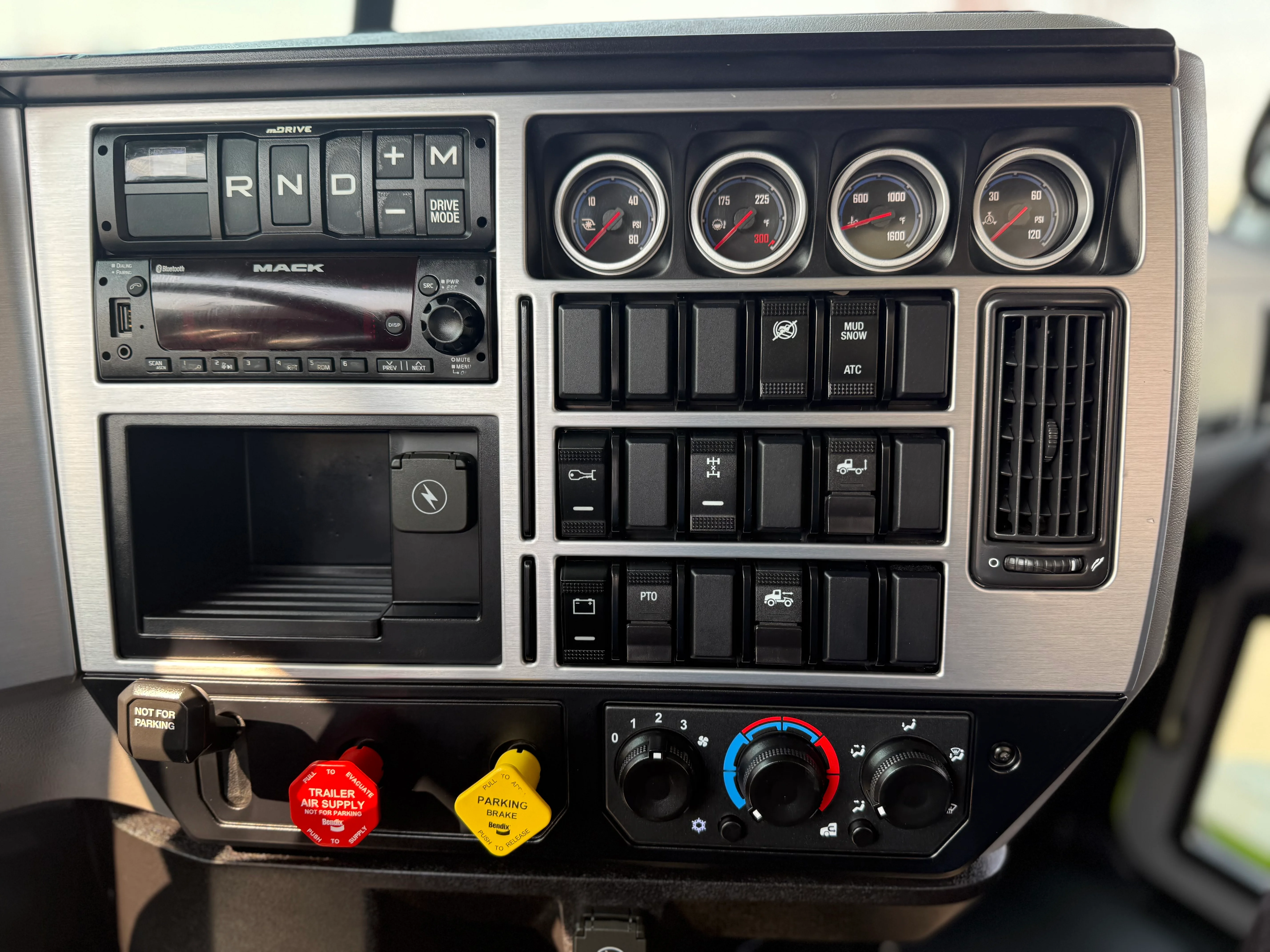 2025 Mack Anthem in Denver, CO — photo 14