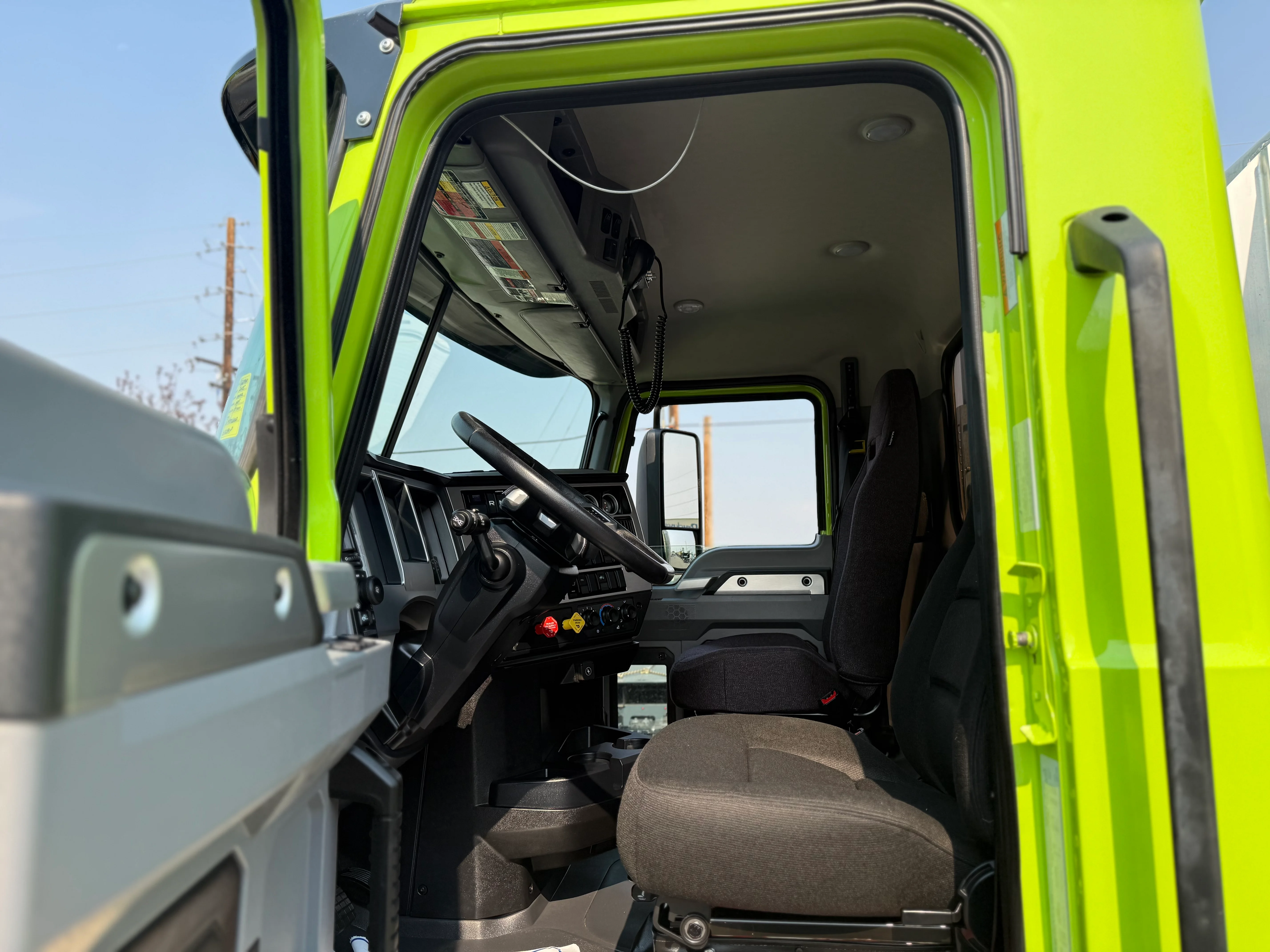 2025 Mack Anthem in Denver, CO — photo 10