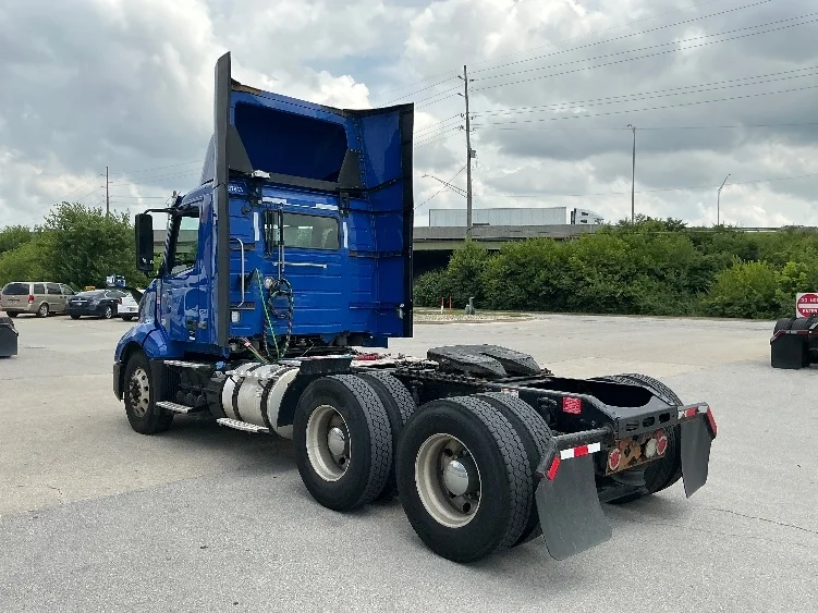 2019 Volvo VNL 300 - image 5