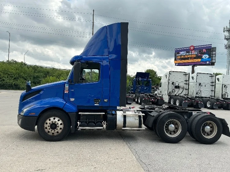 2019 Volvo VNL 300 - image 4