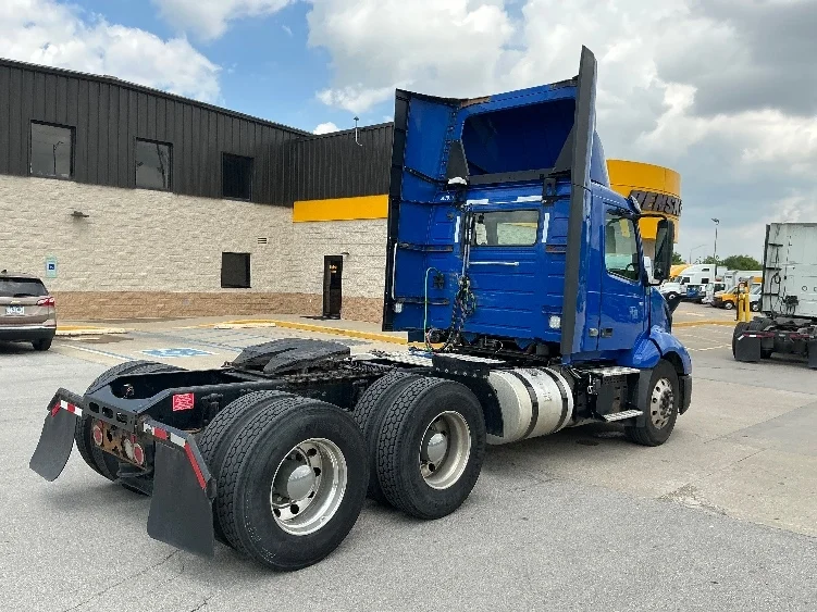 2019 Volvo VNL 300 - image 7