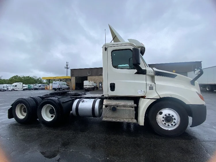 2018 Freightliner Cascadia - image 8