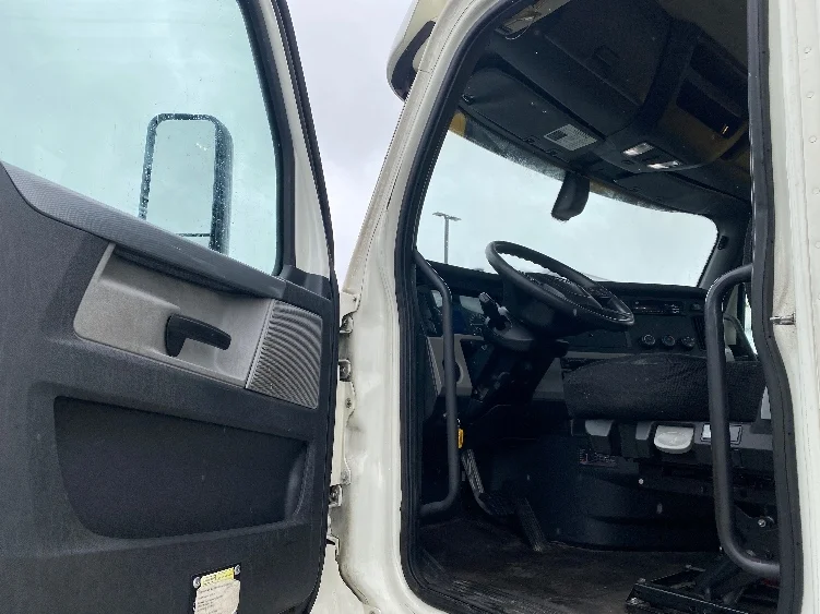 2018 Freightliner Cascadia - image 9