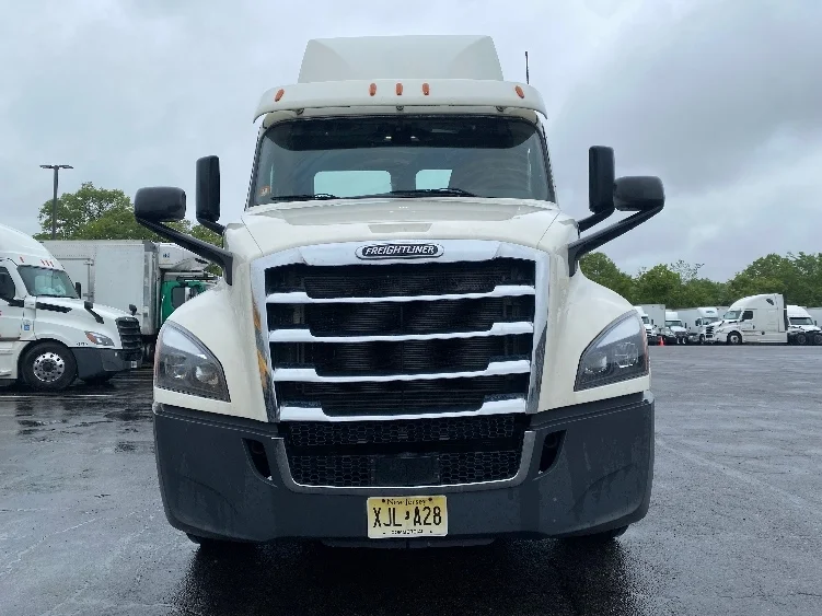 2018 Freightliner Cascadia - image 2