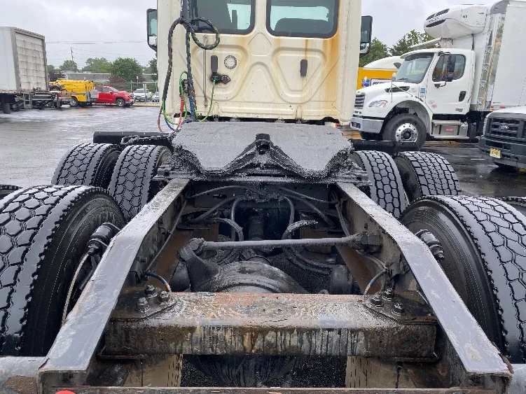 2018 Freightliner Cascadia - image 6