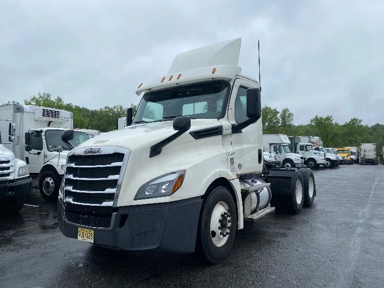 2018 Freightliner Cascadia - image 3