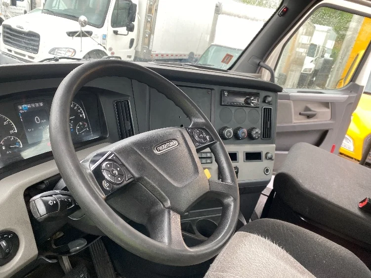 2018 Freightliner Cascadia - image 10