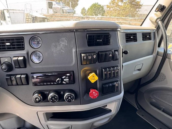 2021 Peterbilt 579 - image 12