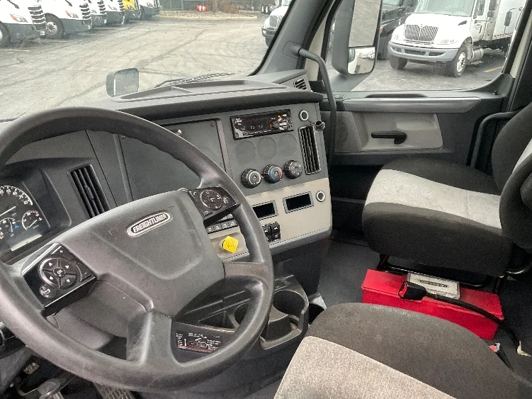 2019 Freightliner Cascadia - image 10