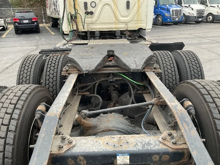 2019 Freightliner Cascadia - image 6