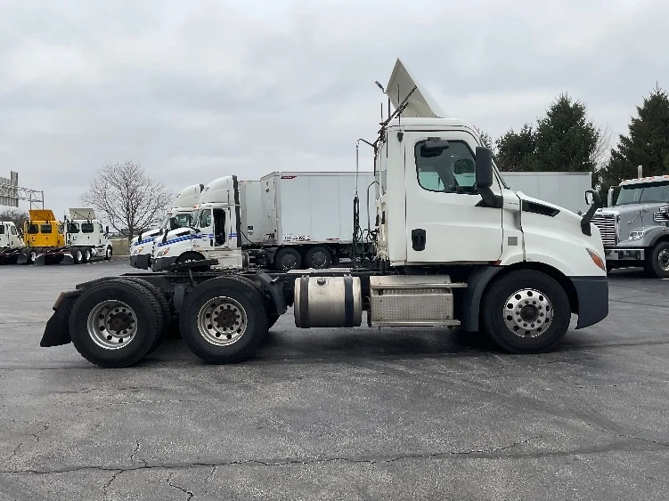 2019 Freightliner Cascadia - image 8