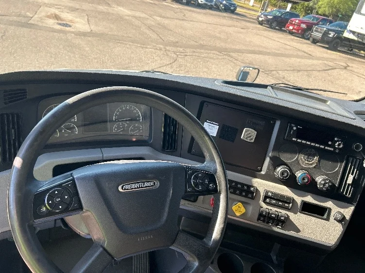 2022 Freightliner Cascadia - image 10